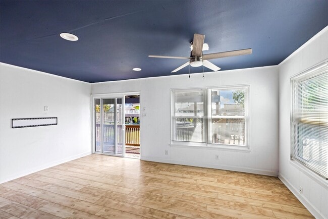 Building Photo - 370 Ling St