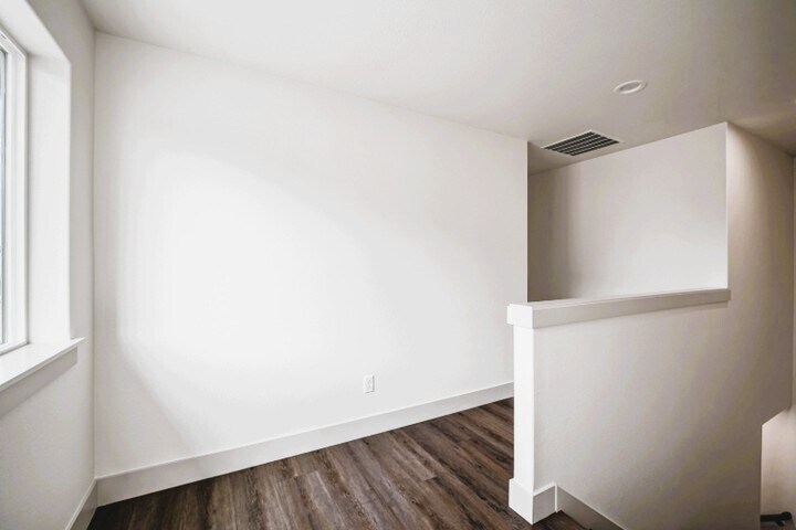 Building Photo - 1319 Oppek St NE