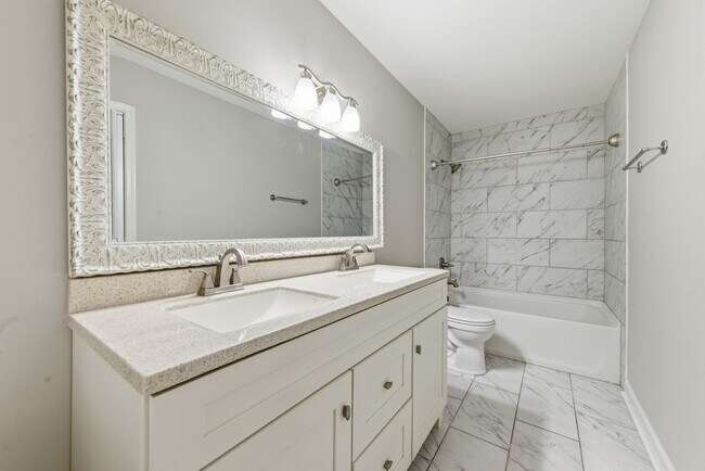 Building Photo - Charming 2-Bedroom Home with Hardwood Floors in North Highland Park