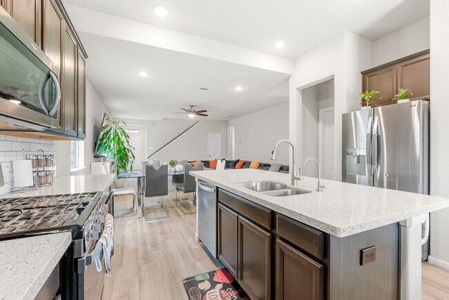 Building Photo - 5006 Sunway Dr