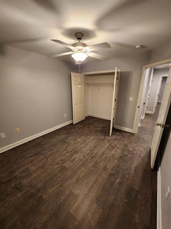 Building Photo - Spacious 3/2.5 Located Near Downtown Greenville!