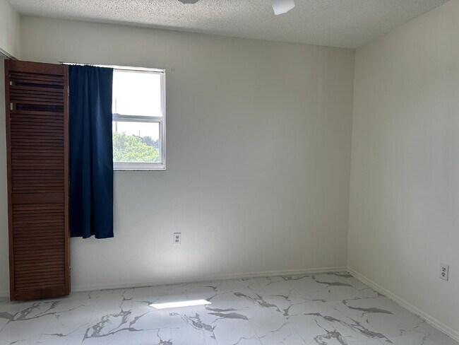 Building Photo - 4416 Englewood Rd