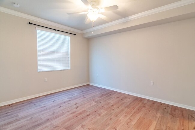 Building Photo - AVAILABLE now! 2BR/2BA unfurnished annual ...