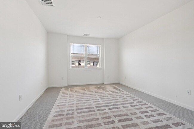 Building Photo - 2 Dogleg Ln