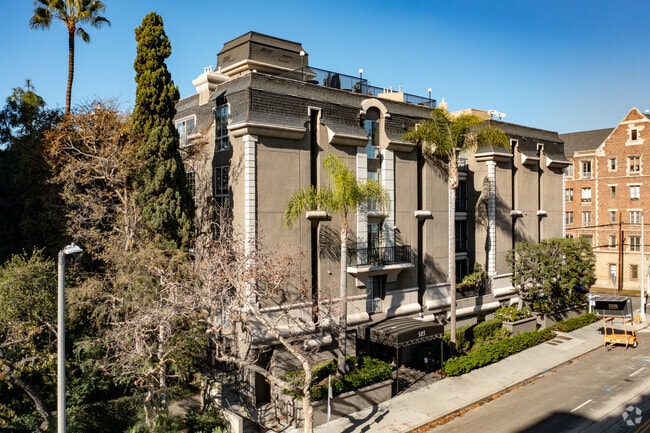 585 N Rossmore Ave - The Rossmore