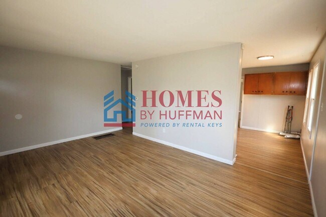 Building Photo - Three Bedroom House | Move in Ready