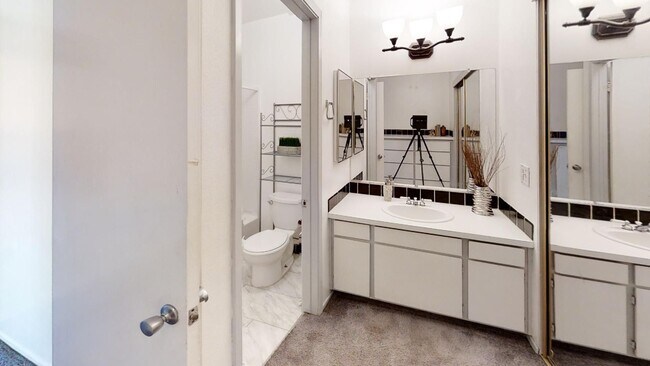 Building Photo - Large Studio Condo/ Perfect Location