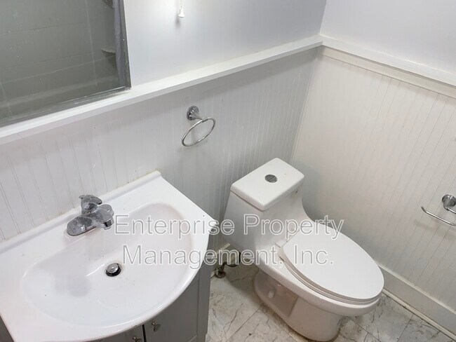 Building Photo - 414 N Willett St