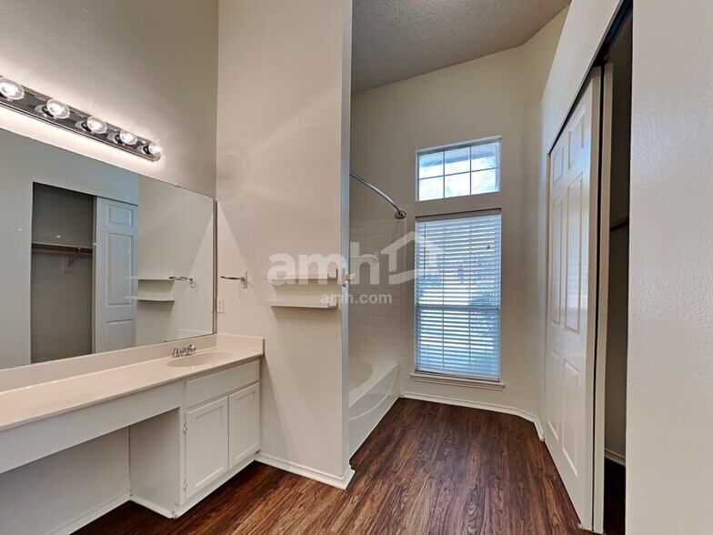 Building Photo - 830 Greenridge Dr