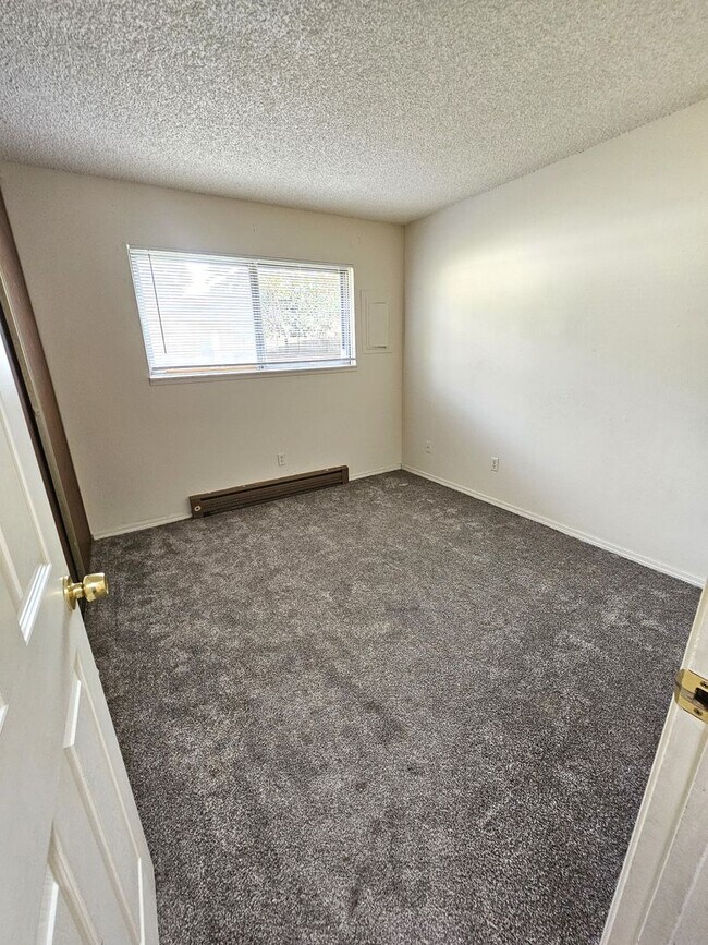 Building Photo - Updated 3 Bedroom, 1 Bath Apt in 4-Plex - ...