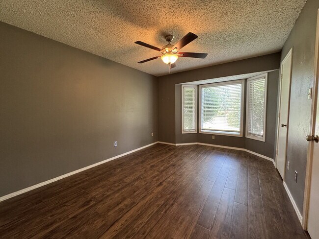 Building Photo - "Spacious 3-Bedroom with 2 Full Baths in P...