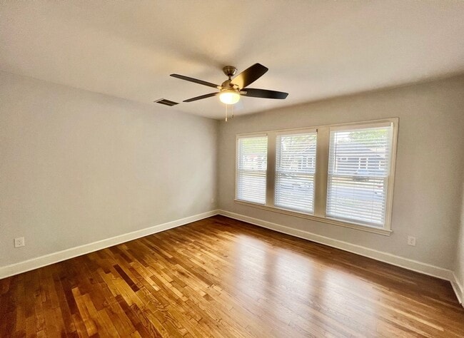 Building Photo - AMAZING 2 Bedroom / 1 Bath Home!