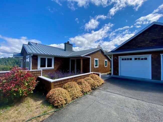 Building Photo - Term Rental in Town with Harbor View