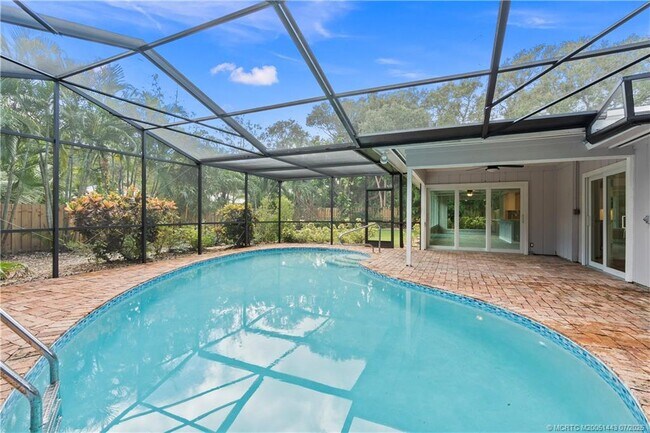 Building Photo - 7 Riverview Dr