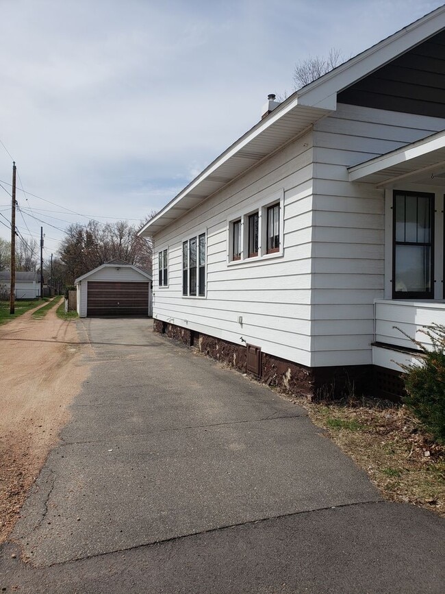 Building Photo - 3 bed 1.5 bath single family home in Wausau