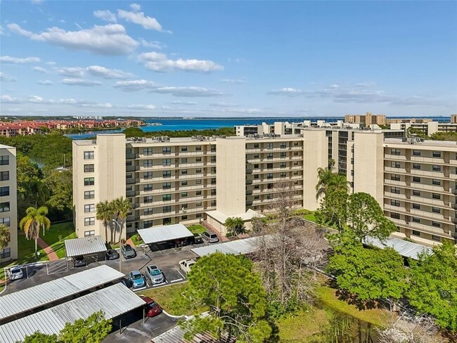 Building Photo - 900 Cove Cay Dr