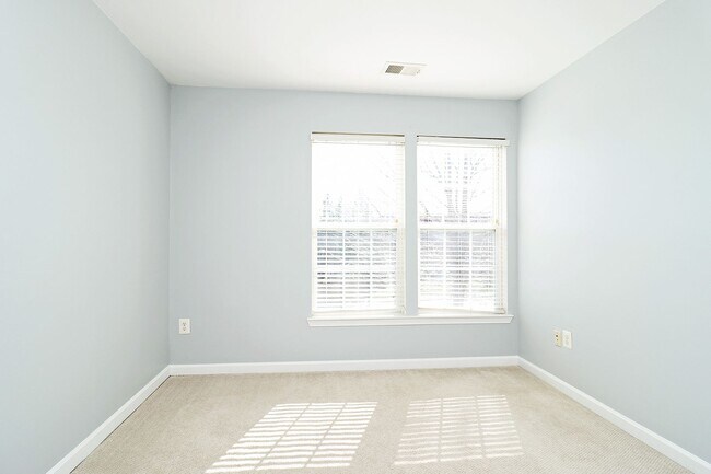 Building Photo - Spacious Pantops Townhome – Convenient, Pet-Friendly Living
