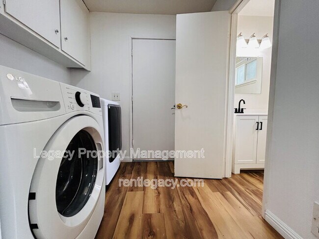 Building Photo - 493 Dahlia St