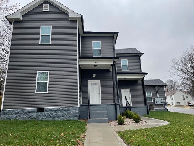 Primary Photo - Newly Renovated 2 bed/1 bath apartment (Do...