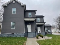 Building Photo - Newly Renovated 2 bed/1 bath apartment (Downstairs)