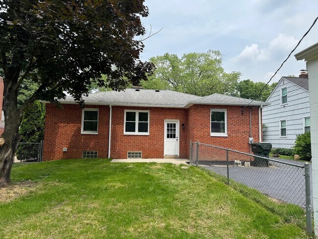 Building Photo - 95 Deland Ave