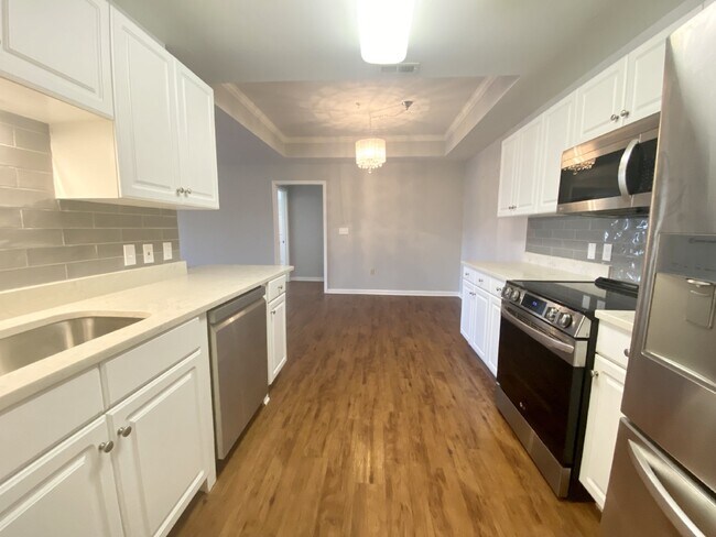 Building Photo - Two Bedroom Spacious Condo Near Everything Bluffton Has to Offer!