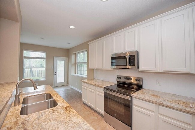 Building Photo - 10411 Village Lake Dr