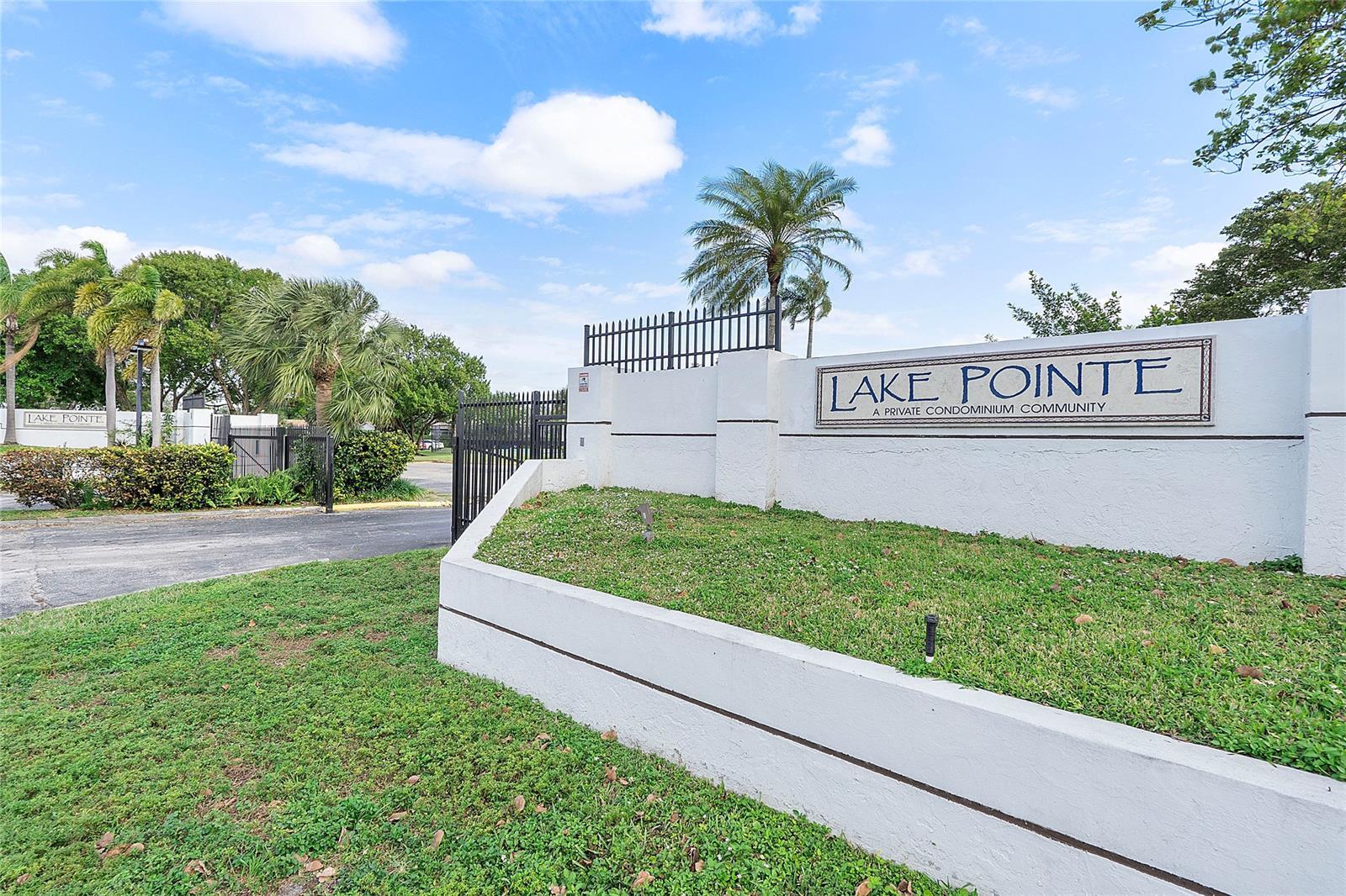 Building Photo - 211 Lake Pointe Dr