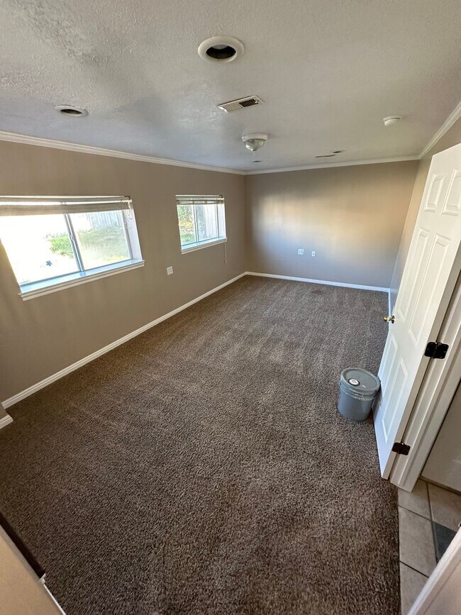 Building Photo - Must See!! 4 bedrooms 2 baths house in Lay...