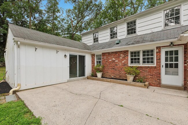 Building Photo - 6 Bedroom/3 Bathroom Available in Wayne!