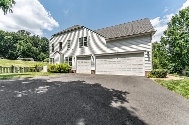 Building Photo - 5090 Hazel Ferguson Dr