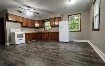 Building Photo - 1720 Avoca St