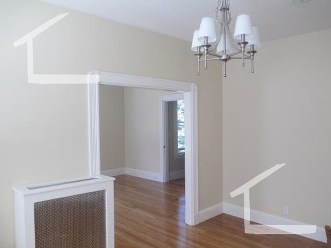 Building Photo - 9/1 Renovated two-level 4BR/2BA near Brighton Center