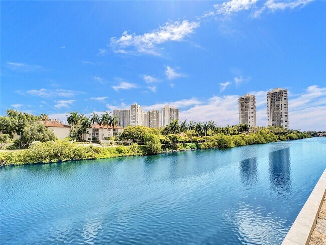 Building Photo - 3625 N Country Club Dr