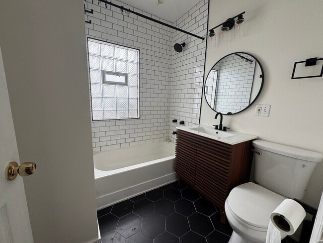 Building Photo - 2419 N Oak Park Ave