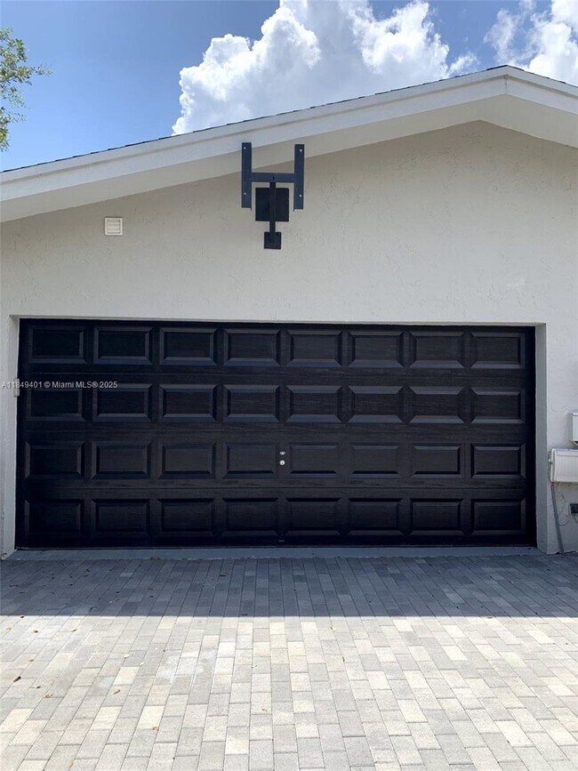 Building Photo - 16420 SW 80th Ave