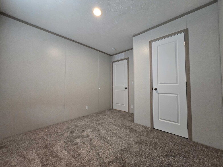 Building Photo - 52758 S Yorktown Ct