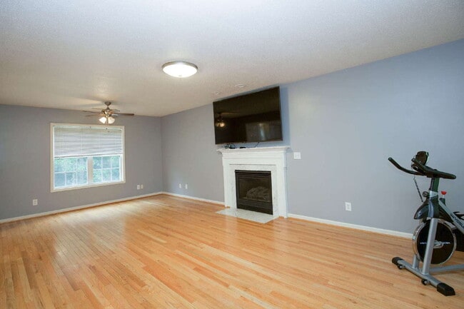 Building Photo - Charming 3 Bedroom, 2,5 Bath home with hug...