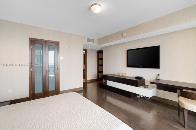 Building Photo - 5875 Collins Ave