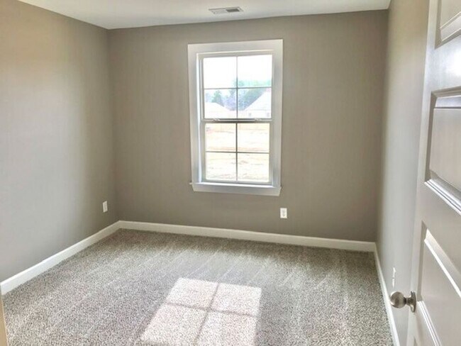 Building Photo - 5 Bedroom 3 Bath Home Availalbe In Oakland