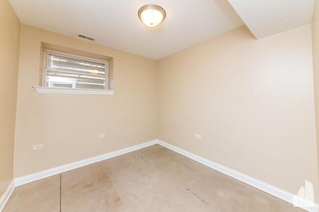 Building Photo - 2 bedroom in Chicago IL 60657