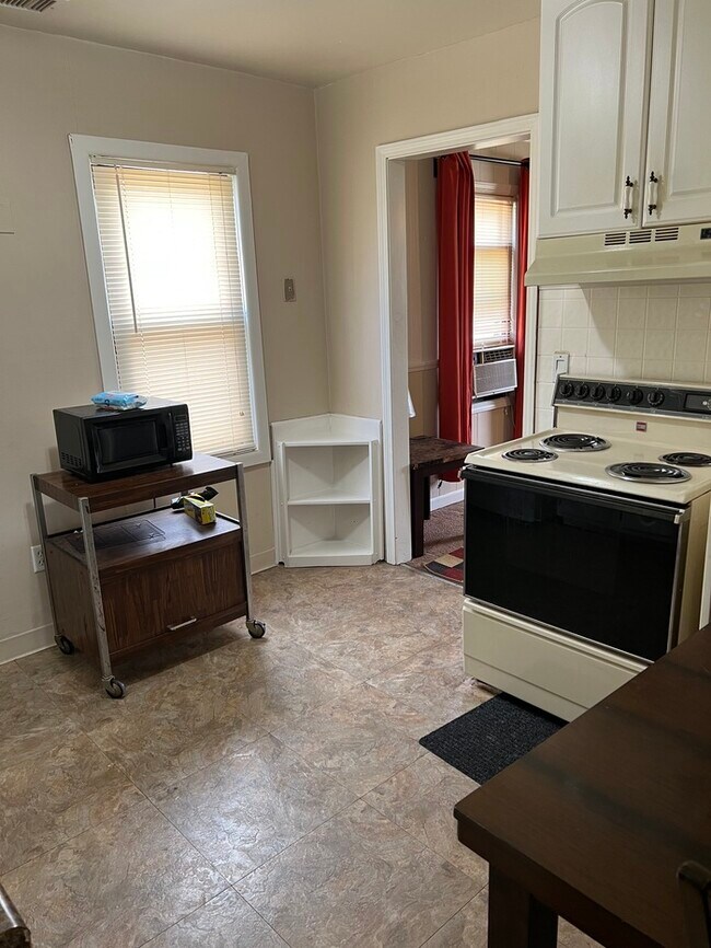 Building Photo - 27107 Seyburn Ave