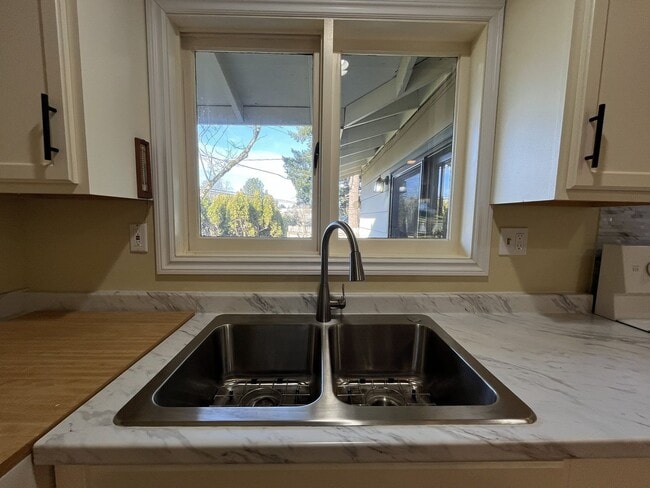 Building Photo - Classic Comfort: 3-Bed, 1.5-Bath Home with Covered Patio & Deck