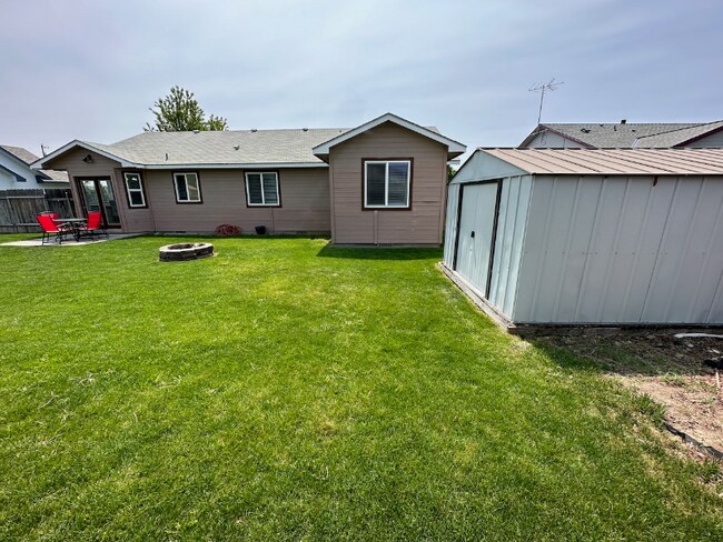 Building Photo - 270 E 15th N St