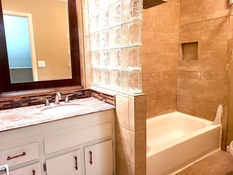 Building Photo - 6124 SW 8th Pl