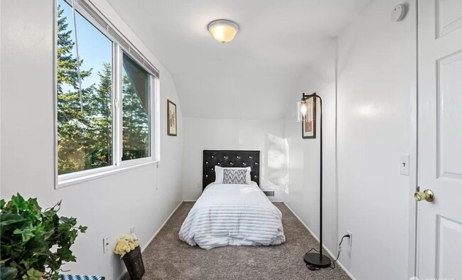 Building Photo - 4 Bedroom 2 Bath House For Rent Federal Way