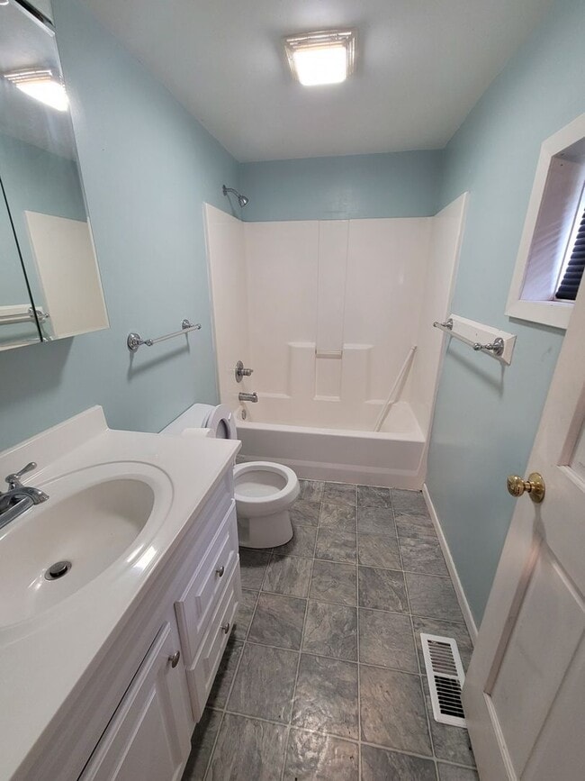 Building Photo - 4 Bedroom/ 3 Bath Home