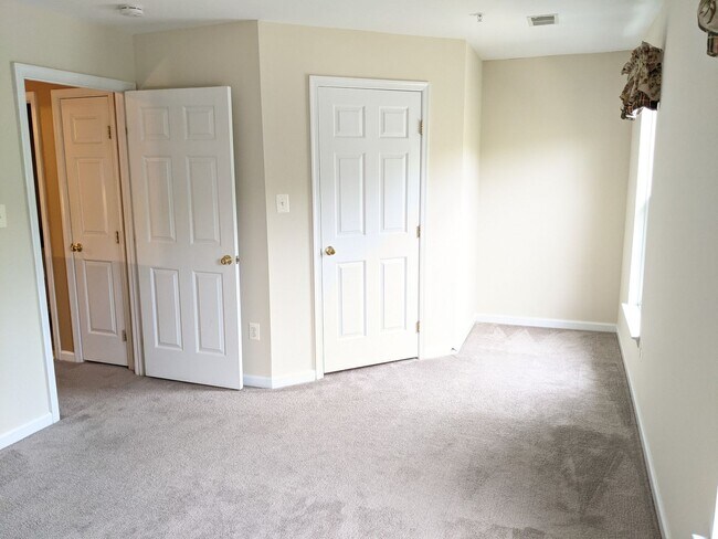 Building Photo - Townhouse in Spring Ridge community - OAKD...