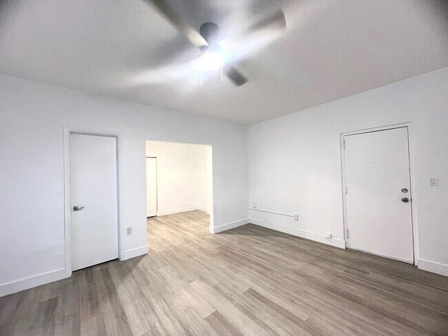 Building Photo - 1 Bedroom Across from Flamingo Park - Minu...