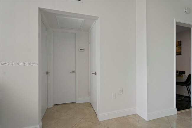 Building Photo - 400 Kings Point Dr